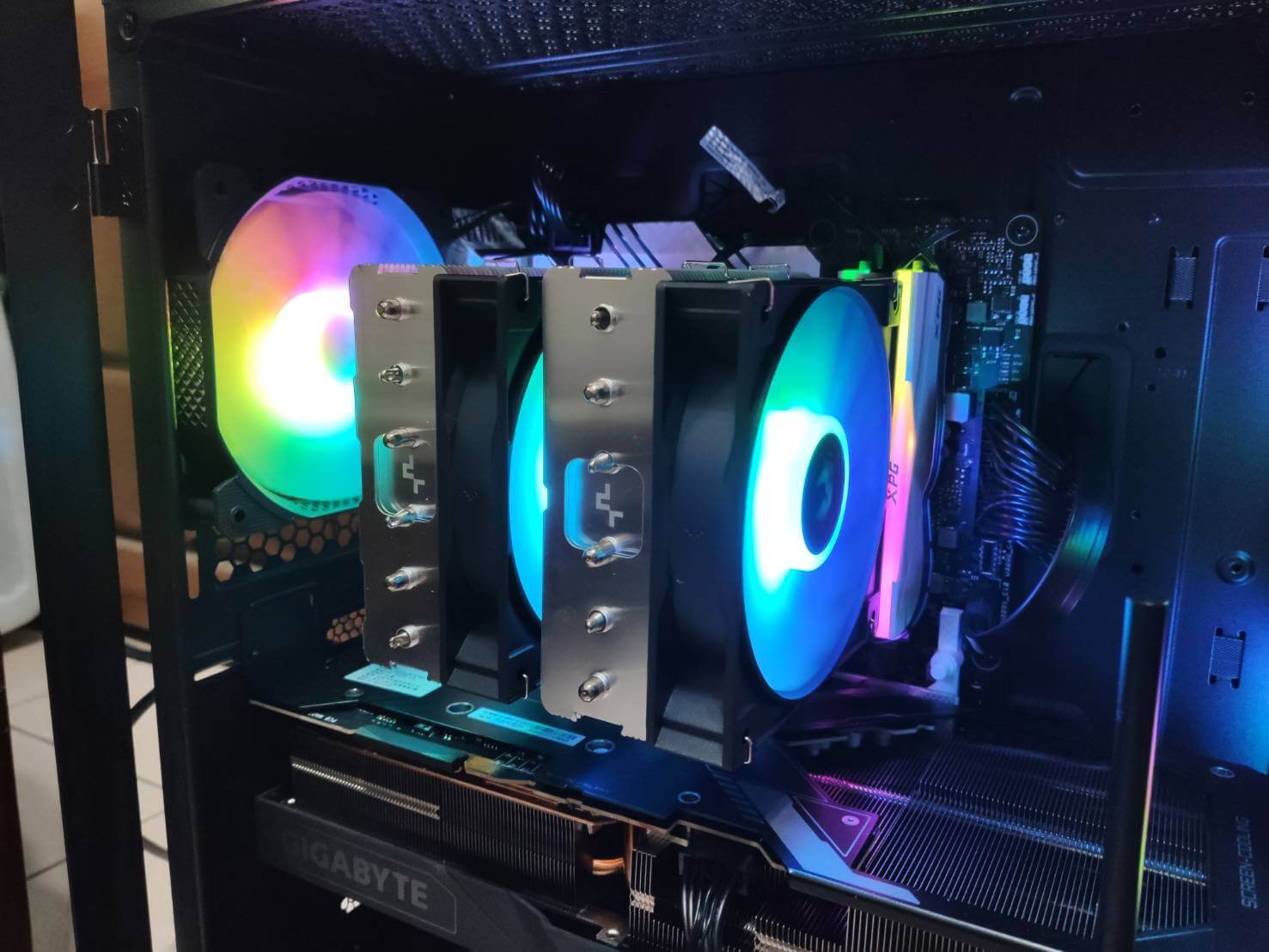 CPU 風扇架在主機板上面的樣子,RAM 的燈光都被擋住了哈哈