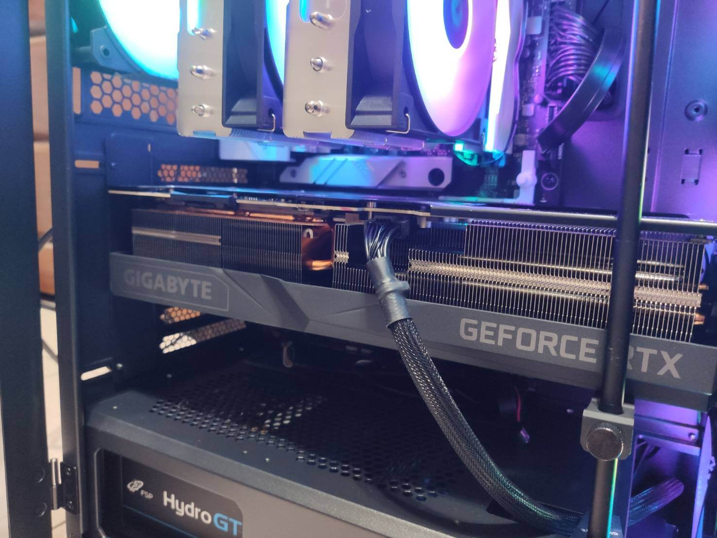 顯卡太長,得麻煩店家把風扇拆開,才勉強塞的進去,我看我也拿不出來了