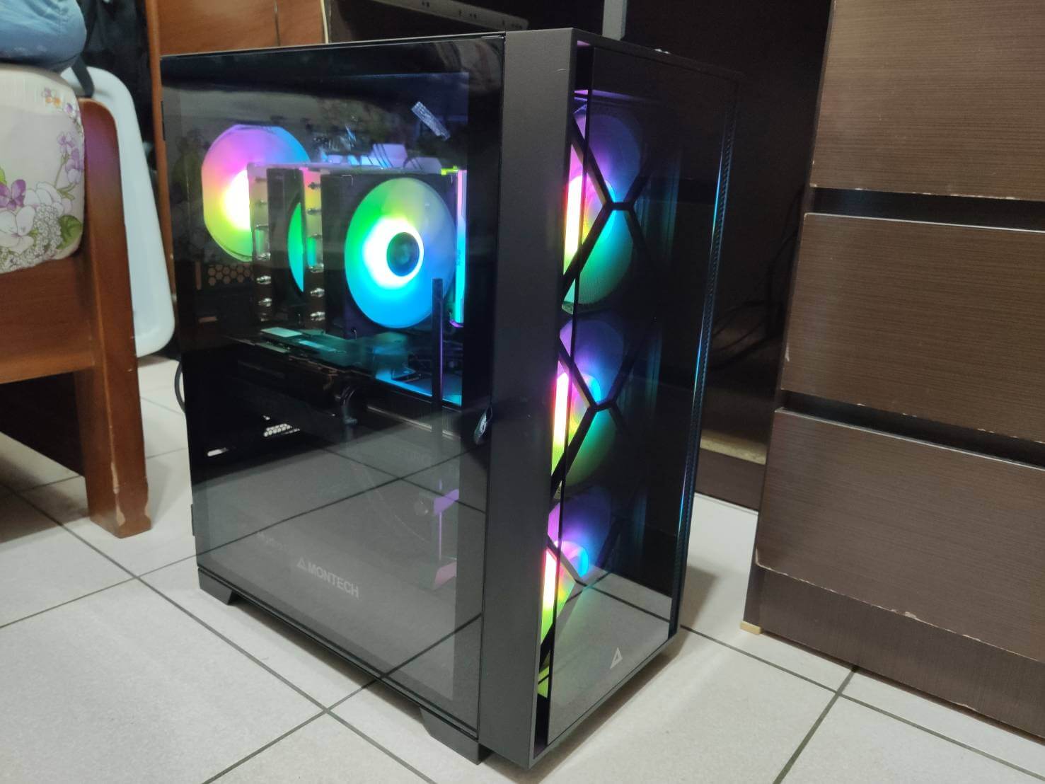 最後組起來的樣子,RGB 燈光真的是賞心悅目