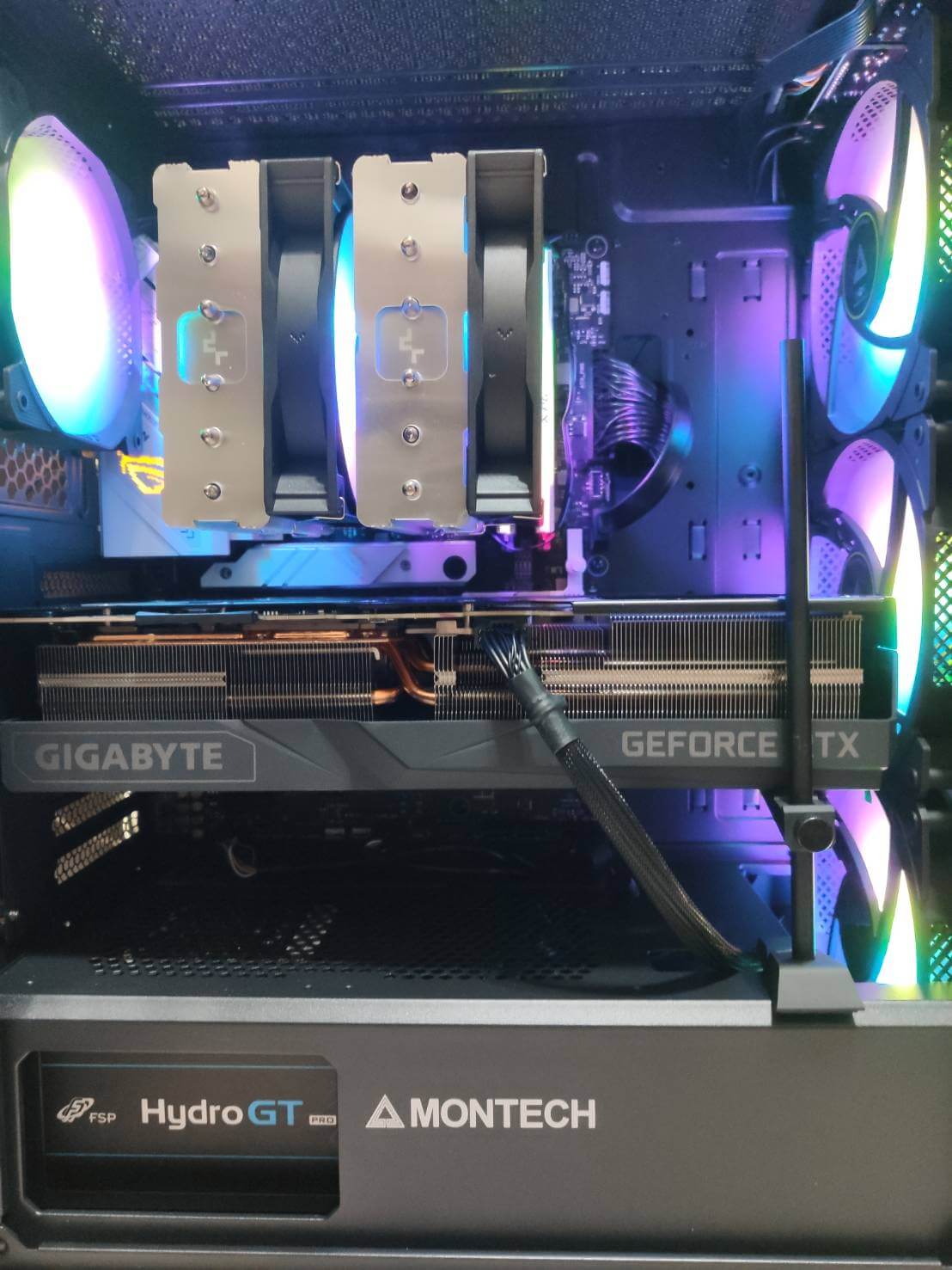 電腦的內部長相,玻璃側板很方便就可以打開來