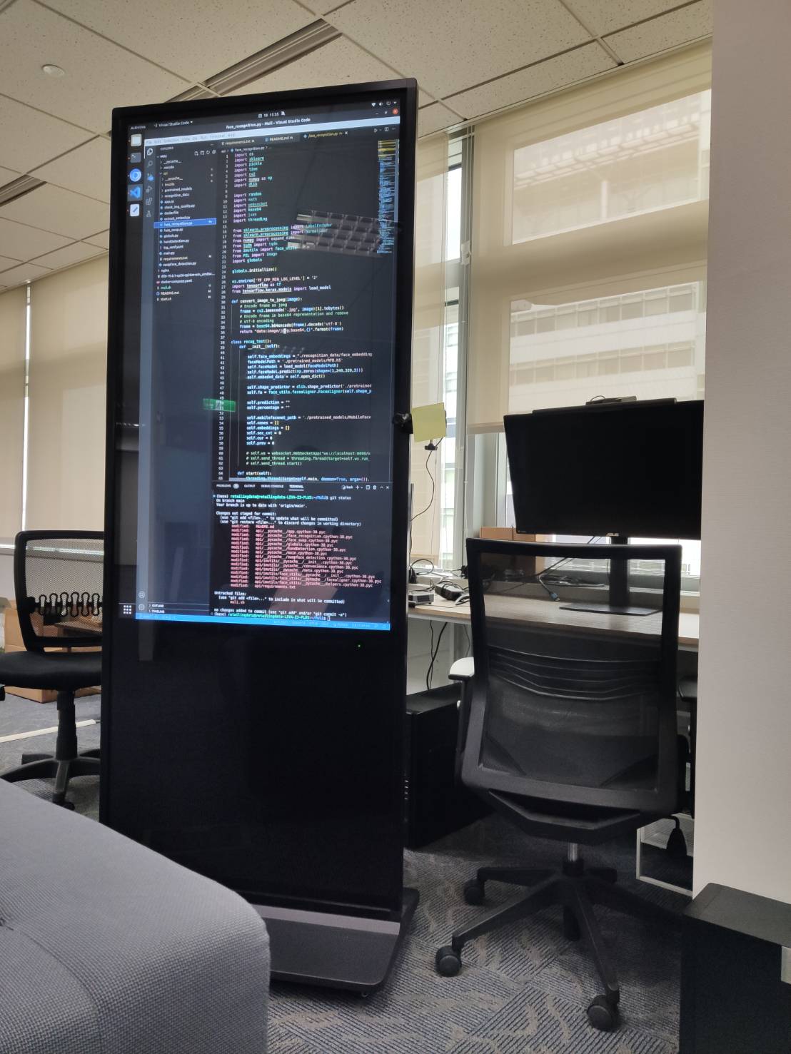 愛護眼睛運動,用超大螢幕 Coding,後面是小工作站