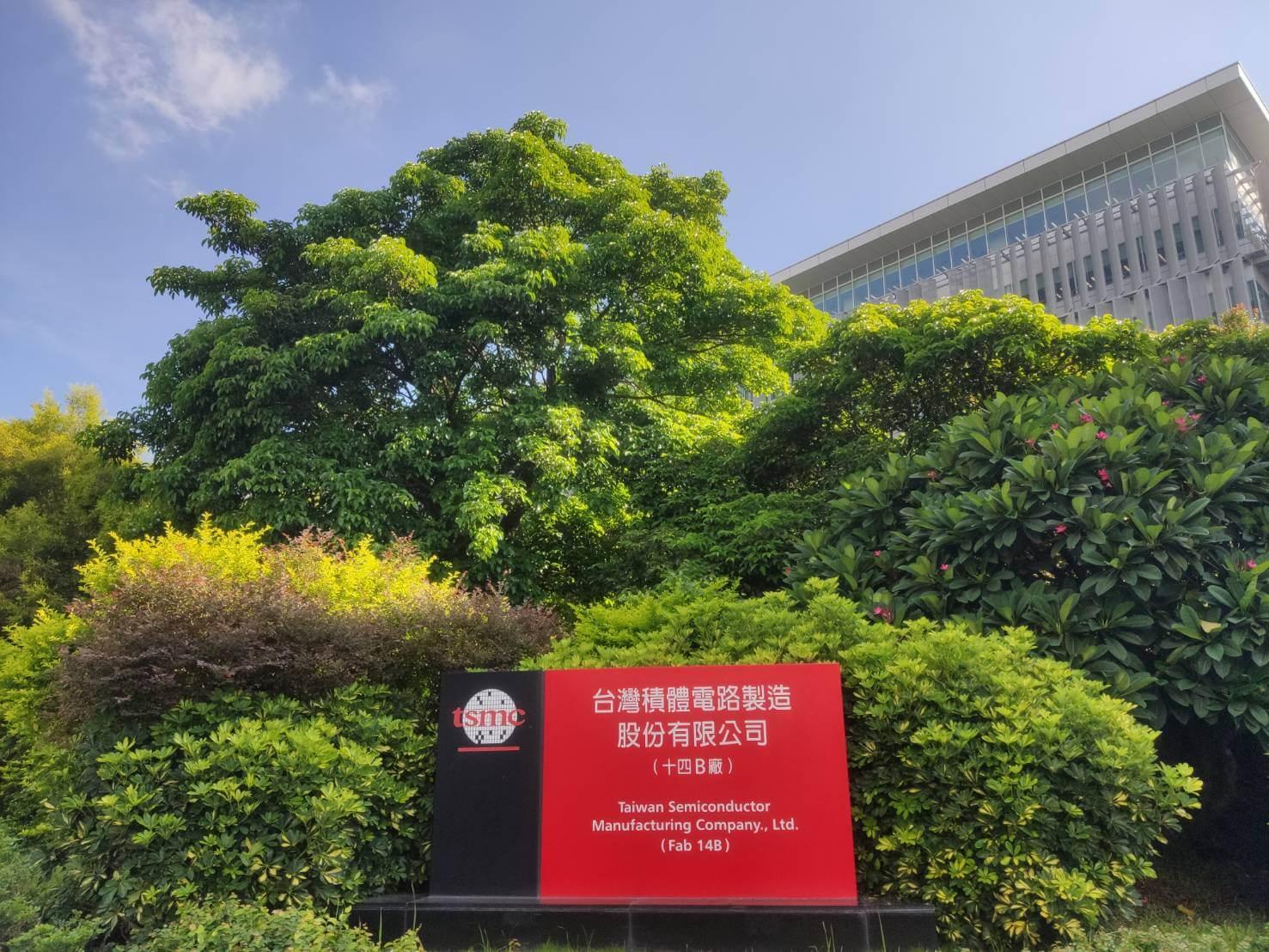 F14P5 廠外照片,其實廠區附近應該都不太能拍照,但我還是拍到了