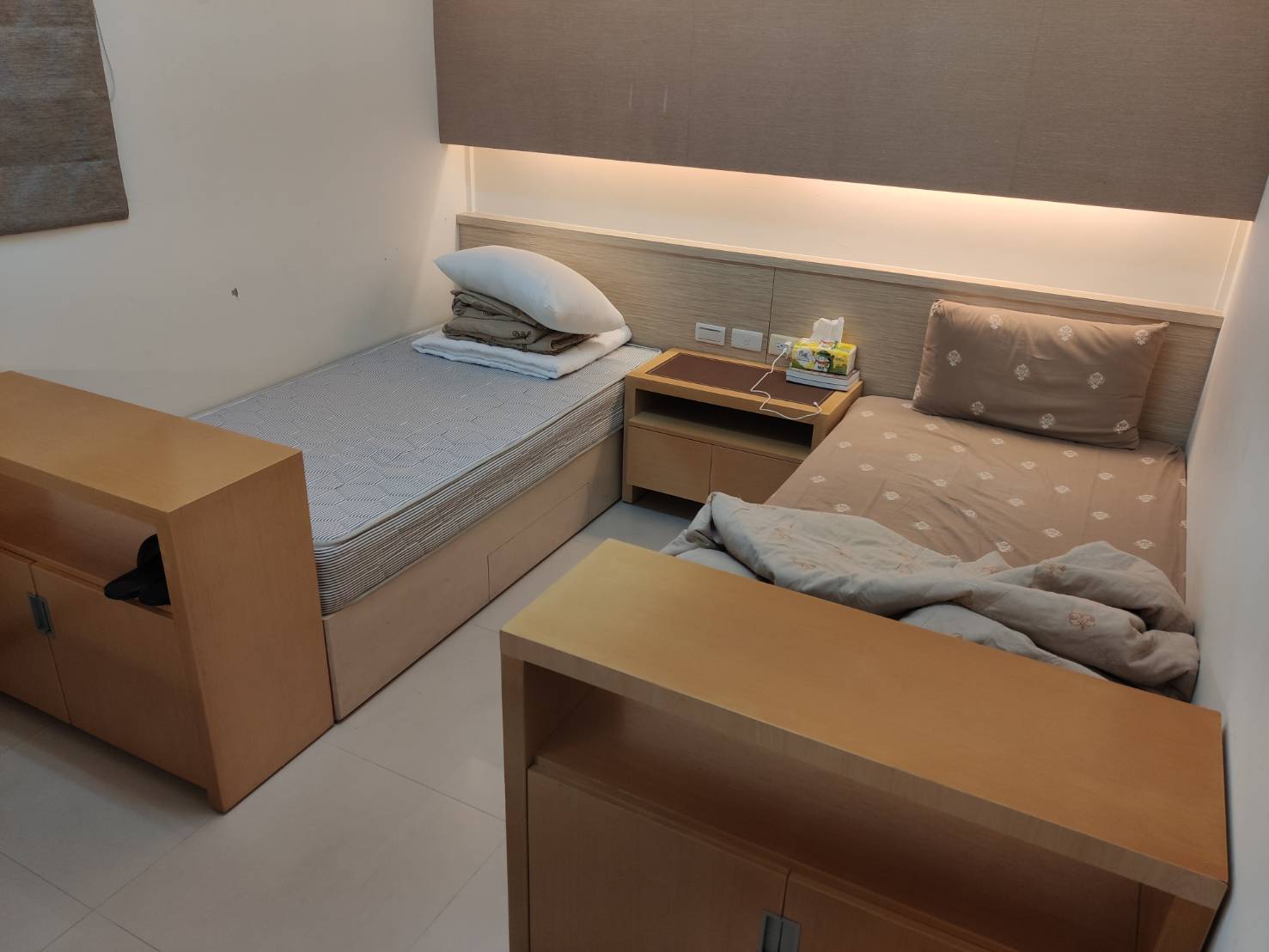 宿舍床位,離室友有一點點太近