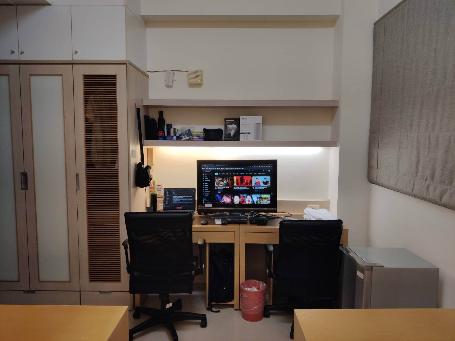宿舍書桌,那個電視怎麼不用壁掛的,真的超卡位