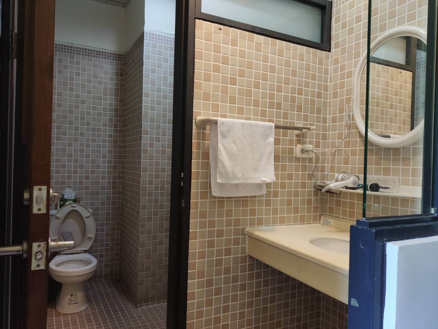 宿舍廁所,有乾濕分離,空間算大